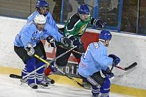 Hokejisté Světnova (ve světlém) splnili v semifinálových zápasech s Bohdalcem roli favorita a po dvou přesvědčivých výhrách postoupili do finále Vesnické ligy.
