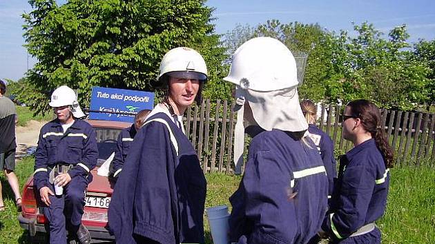 Členové Sboru dobrovolných hasičů ze  Zubří při soutěži ve Vlachovicích. 