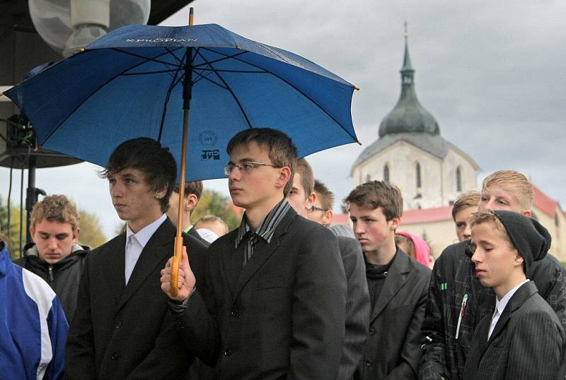 Rodina, kamarádi a spolužáci se ve Žďáru loučili se zavražděným Petrem. 