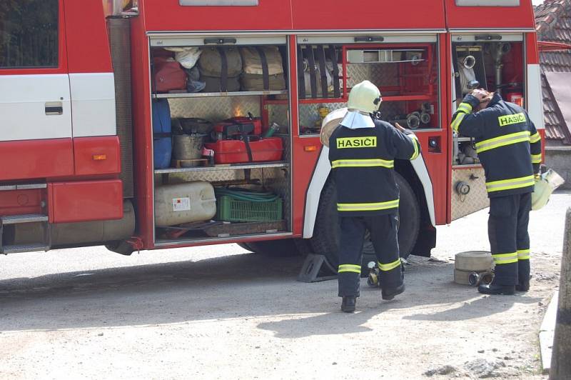 Ulicemi Velkého Meziříčí se ve středu krátce po patnácté hodině rozléhaly sirény hasičských aut. 