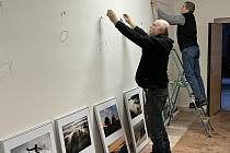 Výstava k pětiletému výročí Fotoklubu Vysočina se přestěhovala do Galerie u Sychry. S Pavlem Juráčkem ji na fotografiích instalují Pavel Černý a Jaroslav Provazník.