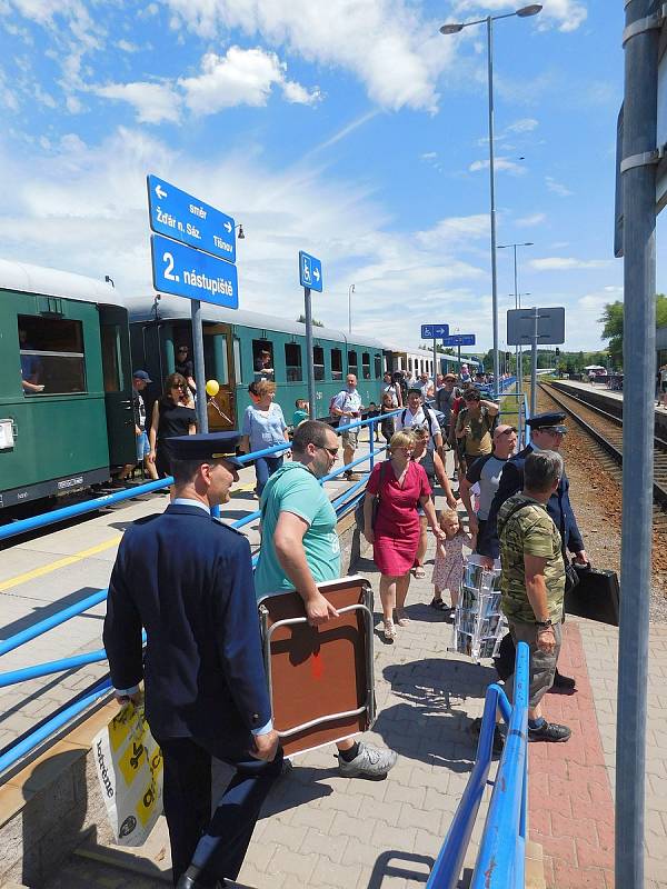 Historický vlak se musel obejít bez parní lokomotivy, z Nového Města ho zpět do Brna táhla dieselelektrická lokomotiva typu T 466. Vyráběly se v letech 1971–1979 v Turčianských strojírnách ve slovenském Martině.