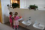Nová umyvadla, toalety nebo sprchový kout si nyní užívají děti v Mateřské škole Vysočánek ve žďárské ulici Vysocká.