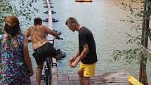 Blažkovské závody na kole přes rybník.