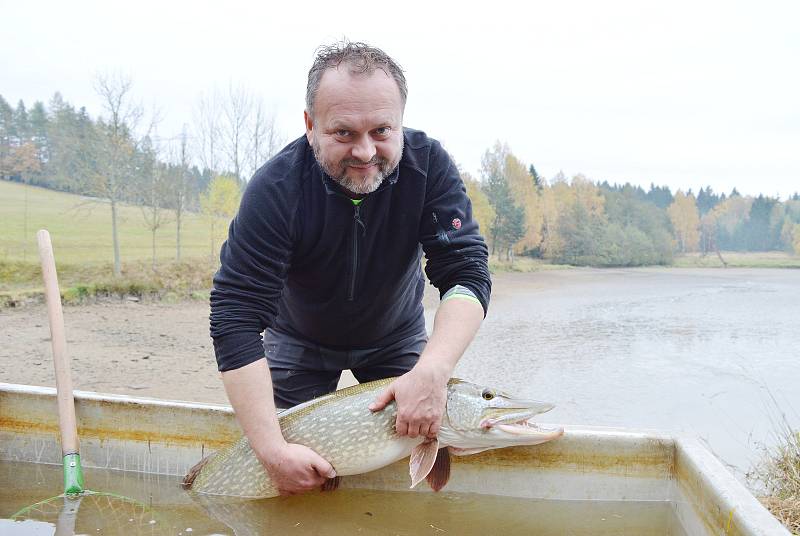 Už v pátek volili rybáři z vojnoměsteckého Rybářského spolku M. „V sobotu za rozednění jsme měli sraz v lovišti, jinak to nešlo,“ usmál se rybář Karel Malivánek mladší.