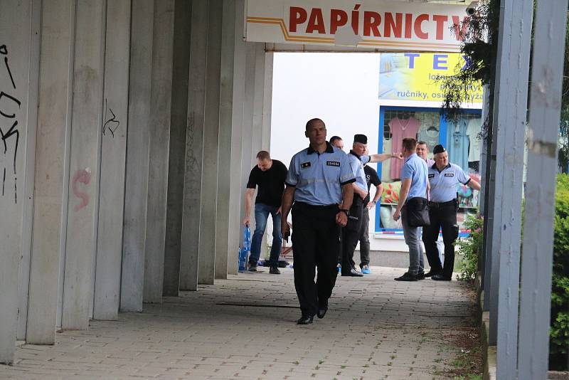 V úterý ráno obsadili a neprodyšně uzavřeli centrum Žďáru nad Sázavou policisté.