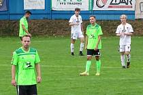 V sobotním utkání 8. kola moravskoslezské divize D si fotbalisté Nového Města na Moravě (v zelených dresech) otevřeli proti Tasovicím (v bílém) doslova střelnici.