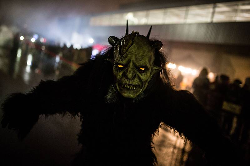 Pochod krampusů ve Žďáře nad Sázavou.