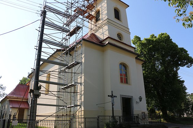 Dvoumetrový kříž se v červnu vrátí zpět na kostelní báň