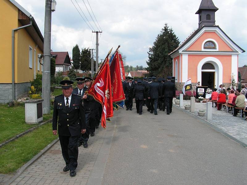 Na čtyřicet uniformovaných hasičů a hasiček z okrsku Heřmanov vpochodovalo za vedení šesti hasičských praporů v neděli 14. května 2017 na náves v obci Březské, kde před kaplí zasvěcené Nanebevzetí Panny Marie byla obětována mše svatá za hasiče okrsku.