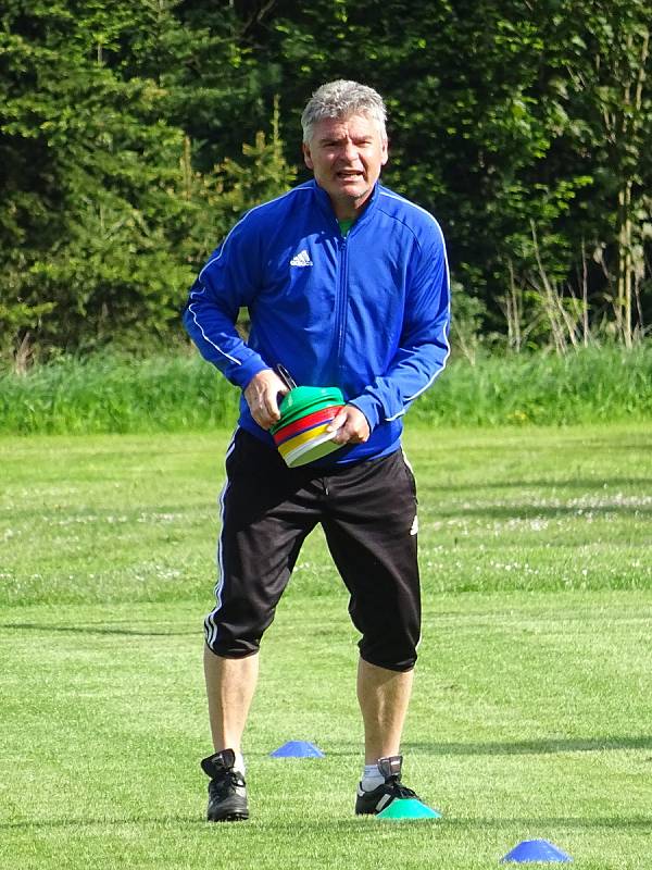 První trénink s novým trenérem Pavlem Procházkou v pondělí absolvovali na tréninkovém hřišti v Radešínské Svratce fotbalisté Nového Města na Moravě.