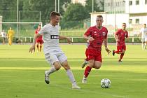 Nedělním tahákem 20. kola letošního ročníku moravskoslezské divize D bude okresní derby, v němž fotbalisté Žďáru (v bílém) doma vyzvou Bystřici (v červeném).