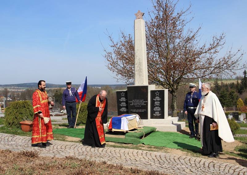 Ostatky sedmi vojáků Rudé armády, kteří zahynuli při osvobozování Žďárska na jaře 1945, byly v sobotu 25. dubna 2015 ve Žďáru nad Sázavou pietně uloženy do hrobu na novém hřbitově.