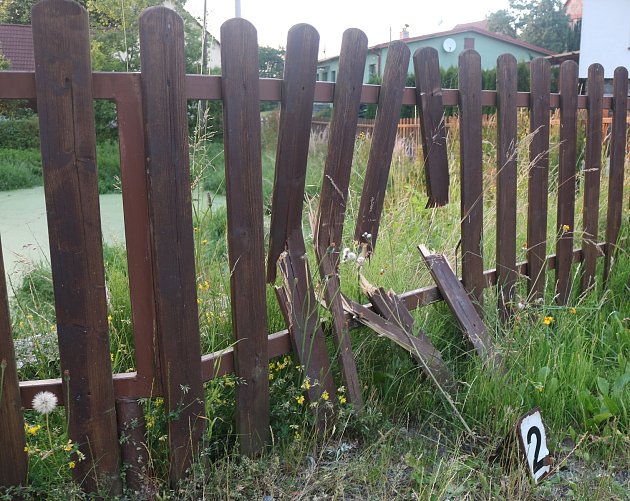 Nehody opilců v zahrádkářské kolonii ve Žďáře: nabouraná auta, sloup i plot
