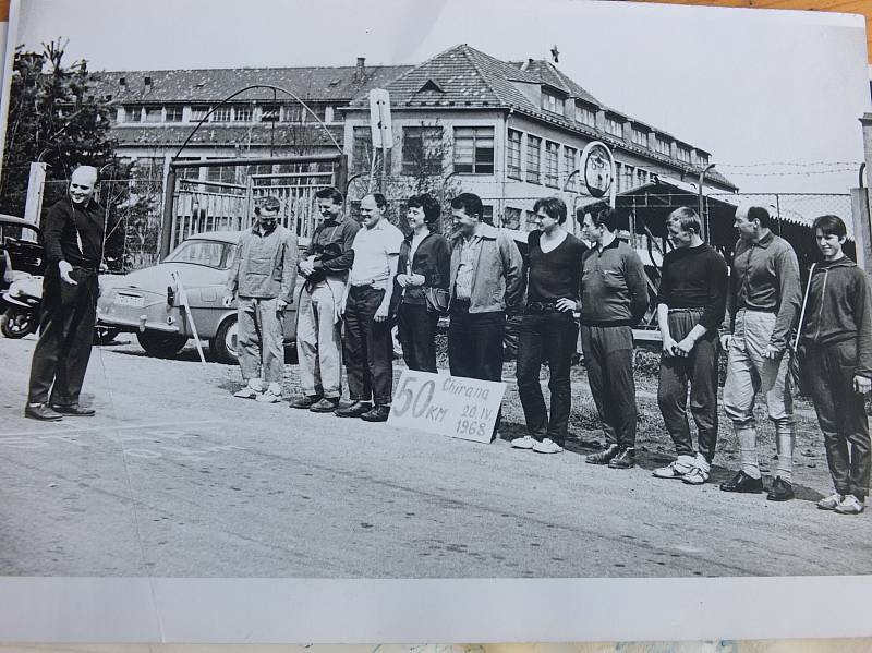 Pochod srdcem Vysočiny navazuje na někdejší Chiranskou padesátku, jež se poprvé konala v roce 1968 (na snímku). Letos došlo k obnovení tradice - bylo při tom kolem tisícovky výletníků, kteří vyrazili na trasy o délce od pěti do padesáti kilometrů.