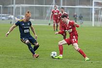 Fotbalové utkání mezi FC Velké Meziříčí (v červeném) a SK Hranice, v němž celek z Vysočiny zvítězil těsně 3:2.