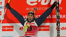 Šťastný Martin Fourcade na stupních vítězů.