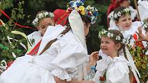V obci Březské se v neděli 4. června konal tradiční Královničky – svatodušní obchůzka krojovaných dívek po vsi koledního rázu spojená se zpěvem a tancem.