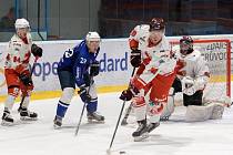 Hodně napínavou, ale pro oko diváka také kvalitní podívanou slibuje čtvrtfinálová série play-off II. ligy mezi hokejisty Žďáru (v bílém) a Kolína (v modrém). První duel se hraje dnes na žďárských Bouchalkách od 18.00.