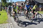 Charitativní jízda Na kole dětem Žďárskými vrchy se konala už potřetí, na start se postavily minimálně čtyři stovky cyklistů. Foto: René Rámiš