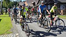 Charitativní jízda Na kole dětem Žďárskými vrchy se konala už potřetí, na start se postavily minimálně čtyři stovky cyklistů. Foto: René Rámiš