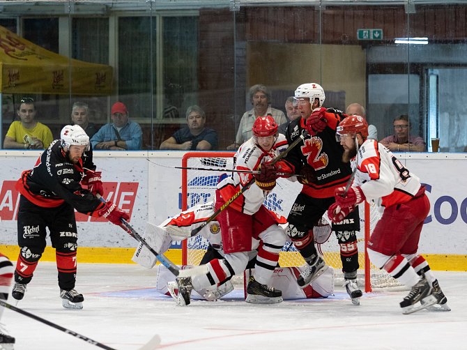 Ze tří domácích utkání v řadě získali hokejisté Žďáru (v černých dresech) šest bodů.