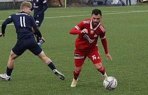 Fotbalový středopolař Robin Demeter (v červeném) by se po roce a půl mohl opět objevit v dresu Velkého Meziříčí.