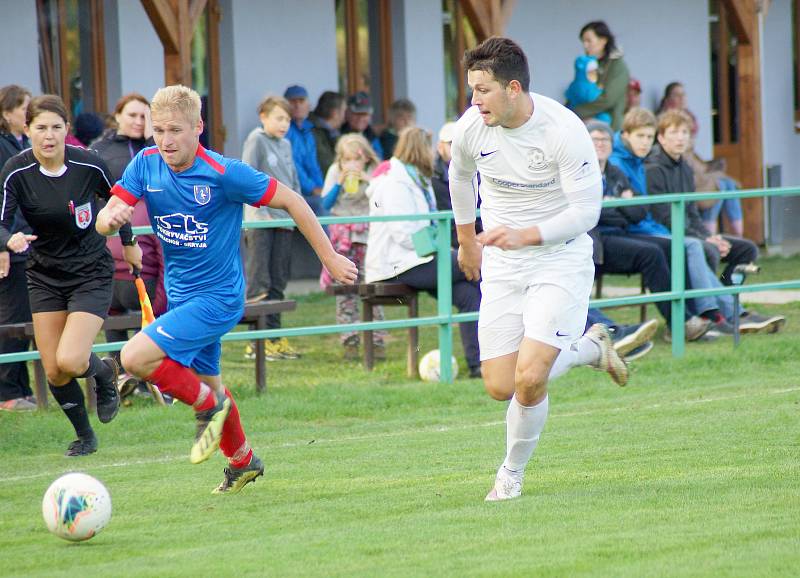 Fotbalistům Radešínské Svratky (v modrém) se v neděli dařilo, v derby zdolali výrazně omlazenou sestavu rezervy FC Žďas (v bílém) 3:0.