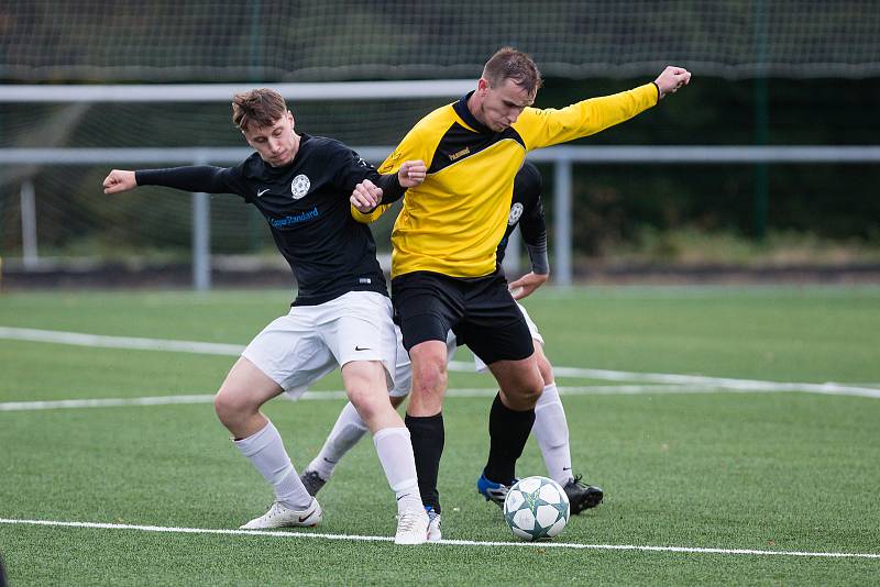 Rezerva FC Žďas (v černých dresech) zdolala na závěr první poloviny sezony Jemnicko (ve žlutých dresech) 2:0.