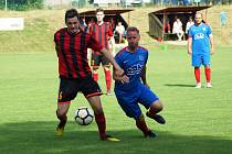 Také v dalším ročníku krajské 1. A třídy na sebe opět narazí fotbalisté Radešínské Svratky (v modrém) a Moravce.