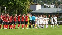 V nedělním souboji mezi fotbalisty domácího Žďáru nad Sázavou (v bílém) a Hodonínem (v pruhovaném) se  diváci branky nedočkali. Svěřenci trenéra Petra Nedvěda jsou tak v sezoně dál bez porážky.