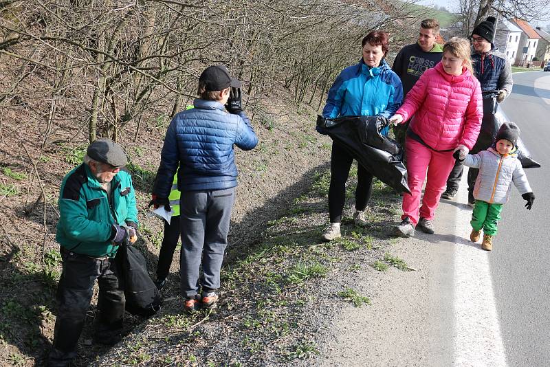 Do sbírání odpadků podíl silnic se pustili dobrovolní hasiči z Rokytna i z Kuklíku.