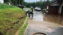 Čerpat vodu ze sklepů a odklízet bahno museli také hasiči v Kuklíku. Na Fryšávce už je vyhlášený první stupeň povodňové aktivity.