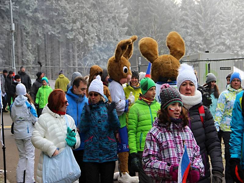 Biatlonoví fanoušci se v sobotu do Vysočina Areny začali přesunovat už čtyři hodiny před začátkem závodů. 