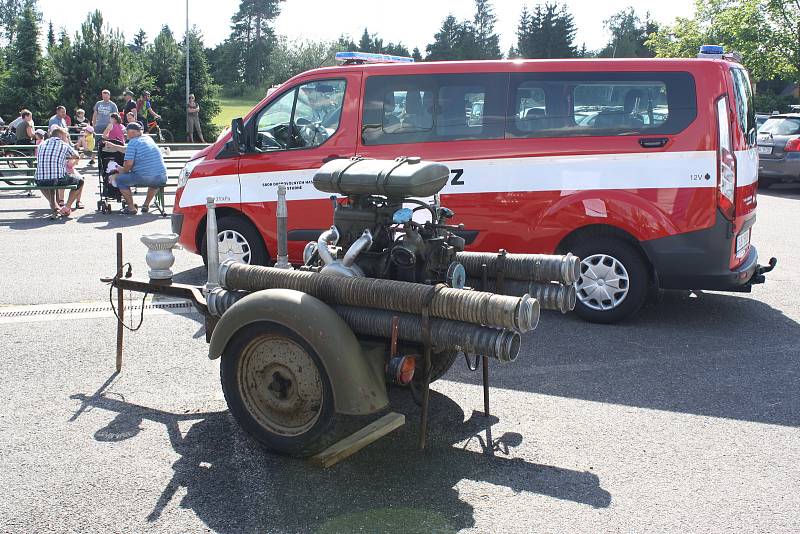 Sbor dobrovolných hasičů Tři Studně na Novoměstsku má nový dopravní automobil. Vozidlo, kterému ve středu 5. července žehnal fryšavský farář Jiří Janoušek, hasiči postrádali dlouhých osmnáct let. Jedná se o devítimístné vozidlo. Uvnitř jsou hasicí přístro