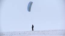 Snowkiting neboli jízda s draky.