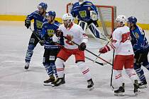 To, že se letošní světový šampionát v ledním hokeji neuskuteční v Bělorusku, vyvolalo v týmu Žďáru (v bílých dresech) i Velkého Meziříčí (v modrém) kladné reakce.