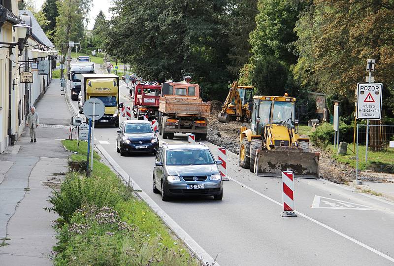 Osmdesát osm dní bude trvat omezení provozu v Santiniho ulici ve Žďáře nad Sázavou, které začalo 6. září. Dopravu tam zpomalují přenosné semafory.