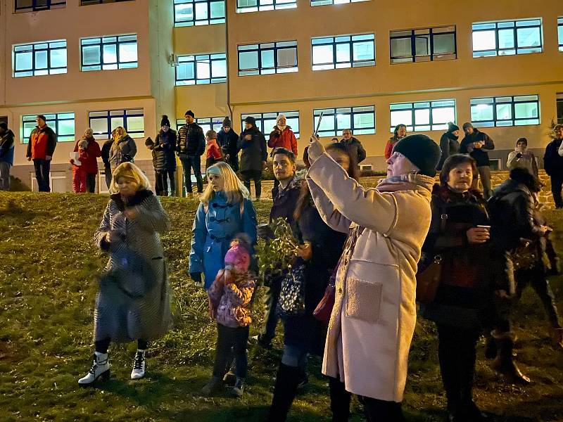 I areál novoměstské nemocnice už rozzářil vánoční strom. Návštěvníci mohou obdivovat i velký betlém.