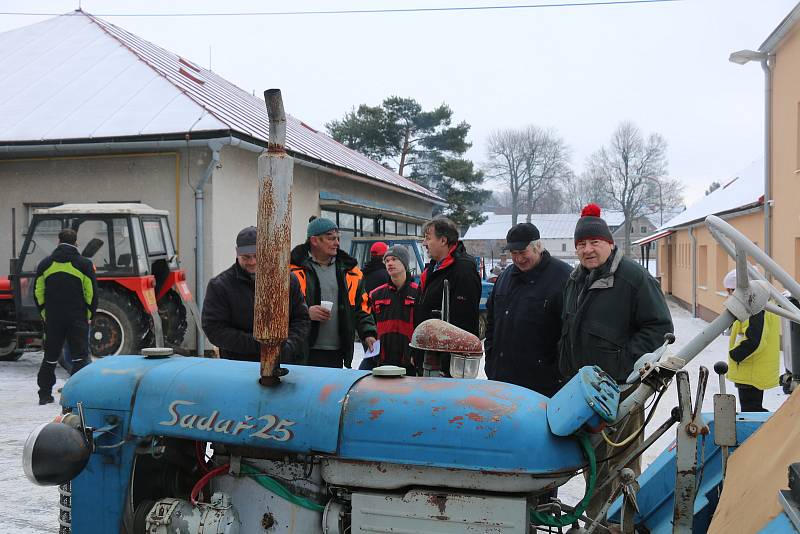 Sněhu a mrazu navzdory. Desítky nadšenců vyjely s traktory na spanilou jízdu Světnovem.