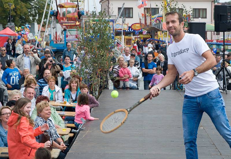 Sbírku hvězd v chodníku slávy před známou restaurací U Raušů ve Velké Bíteši o hodové neděli rozšířila hvězda sportovní – Radek Štěpánek.