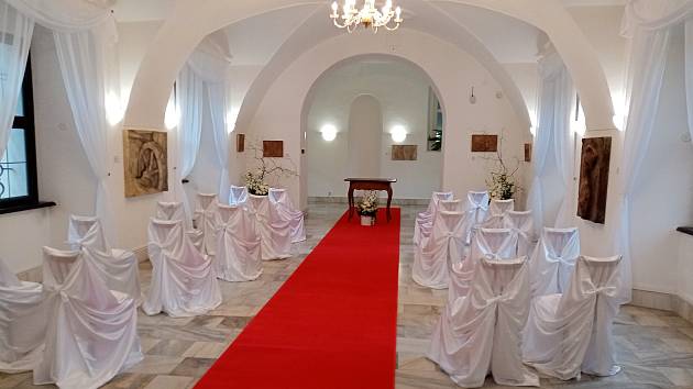 Nový svatební sál v Horácké galerii zdobí díla akademického sochaře Vincence Makovského.