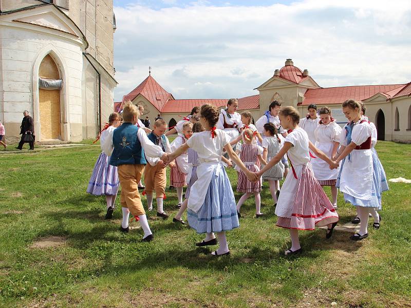 Lidová krojová pouť ve Žďáře nad Sázavou - po dlouhých letech obnovená místní tradice. Procesí se vydalo z baziliky Nanebevzetí Panny Marie v areálu bývalého kláštera ke kostelu svatého Jana Nepomuckého na Zelené hoře.