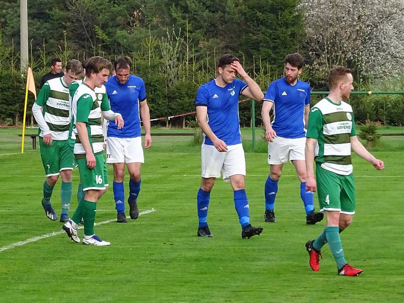 Fotbalisté Nové Vsi (v modrých dresech) smetli ve středečním semifinále Krajského poháru Vysočiny Kamenici nad Lipou (v zelenobílém) vysoko 7:0.