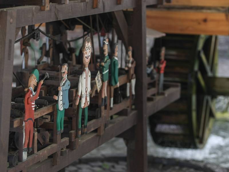 Unikátní pohyblivý stroj s dvaasedmdesáti malovanými figurkami - Mlejnek z Víru - znovu otevřel turistickou sezonu.
