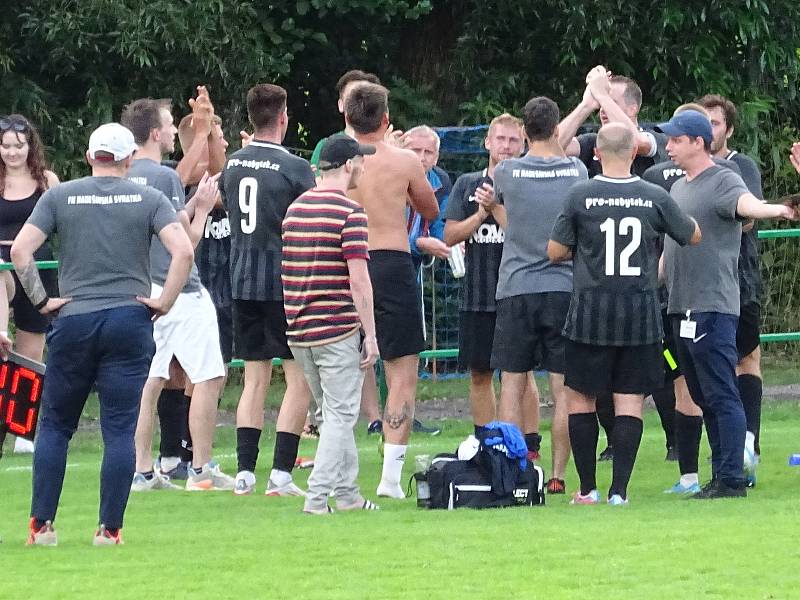 V úvodním kole nového ročníku východní skupiny 1. B třídy si fotbalisté Radešínské Svratky (v tmavém) hravě poradili výhrou 4:0 se Stonařovem (v bílých dresech).