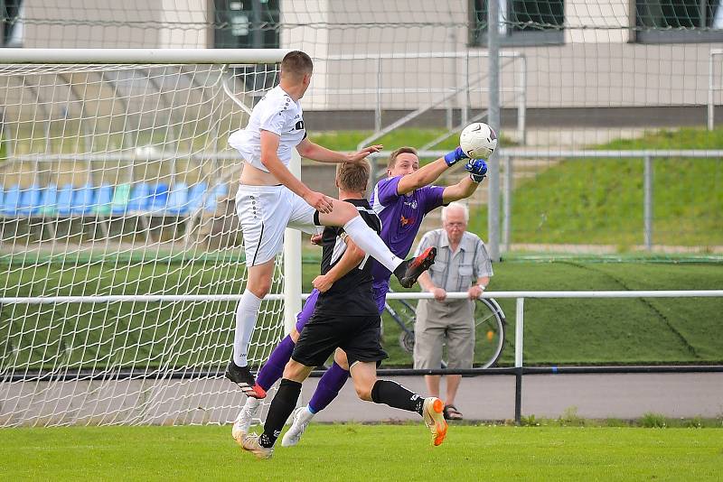 V pořádnou přestřelku se zvrhlo sobotní krajské divizní derby mezi fotbalisty Žďáru (v bílém) a Havlíčkova Brodu (v černém). Z výhry 5:2 se nakonec radovali domácí hráči FC Žďas.