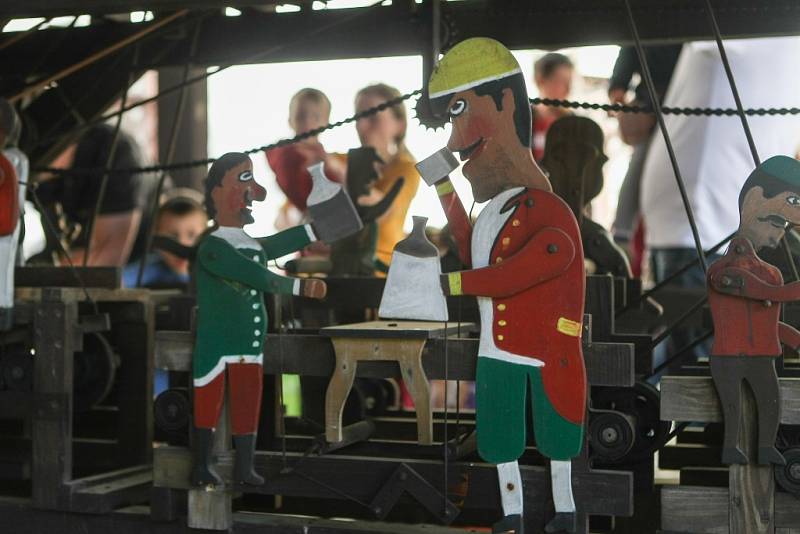 Unikátní pohyblivý stroj s dvaasedmdesáti malovanými figurkami - Mlejnek z Víru - znovu otevřel turistickou sezonu.