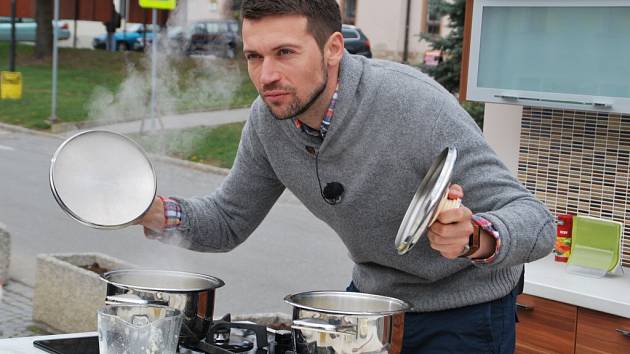 Lukáš Hejlík na náměstí ve Velké Bíteši při natáčení pořadu Česko na talíři vařil chřestovou polévku. 
