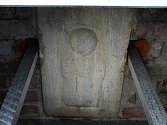 Pozůstatek z dávných dob byl objeven při opravě pumpy u studny vedle schodů vedoucích na starý hřbitov v Novém Veselí. Kámen s vytesaným reliéfem dítěte už je ale znovu skryt. 